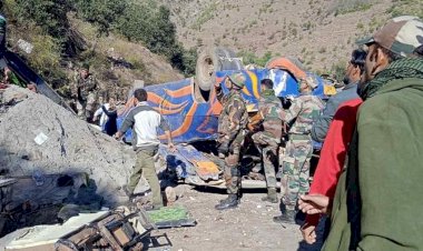 जम्मू-कश्मीर: खाई में गिरी बस, 11 की मौत, PM मोदी ने जताया दुख, मृतकों और घायलों के लिए किया मदद राशि का ऐलान