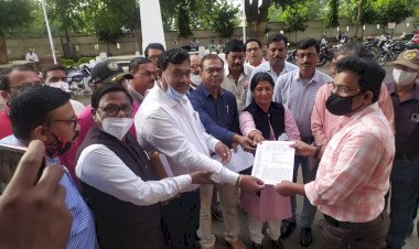 सीएम राइज विद्यालयों में शिक्षकों की पदस्थापना करने के विरोध में संयुक्त मोर्चा ने जिला प्रशासन को ज्ञापन सौंपा