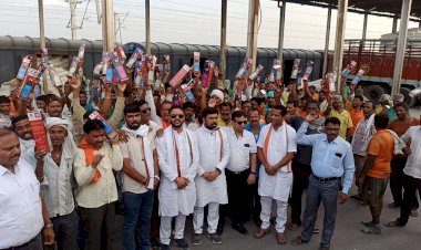 मजदूर दिवस पर मजदूरों का सम्मान, भाजपा जिलाध्यक्ष विवेक साहू द्वारा रेलवे रैक पॉइंट में 210 मजदूरों को प्रदान की गई शीतल जल हेतु बोतलें