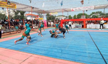 देश की जानी मानी कबड्डी टीमों के मध्य क्वार्टर फाइनल के लिए देर रात तक जारी रही जोर आजमाइश, आज होगा फाइनल