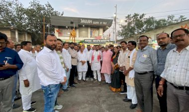 गांधी जयंती की पूर्व संध्या पर सांसद ने गांधी प्रतिमा का किया दुग्ध अभिषेक कर स्वच्छता की अलख जगाई, लोगों को किया जागरूक