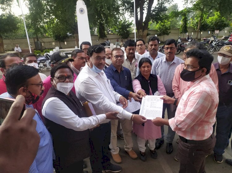 सीएम राइज विद्यालयों में शिक्षकों की पदस्थापना करने के विरोध में संयुक्त मोर्चा ने जिला प्रशासन को ज्ञापन सौंपा