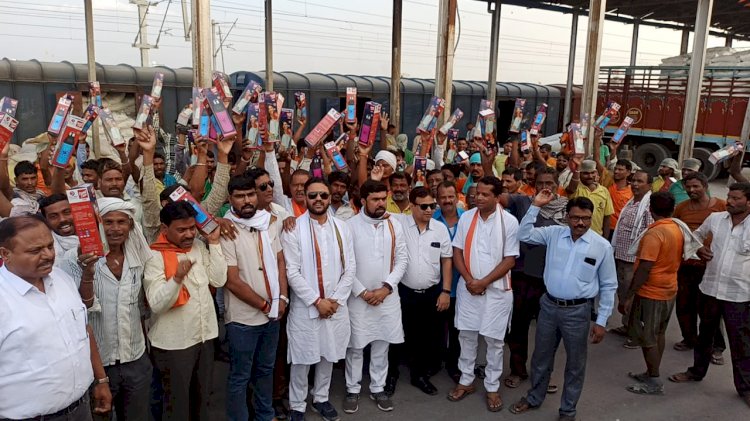 मजदूर दिवस पर मजदूरों का सम्मान, भाजपा जिलाध्यक्ष विवेक साहू द्वारा रेलवे रैक पॉइंट में 210 मजदूरों को प्रदान की गई शीतल जल हेतु बोतलें