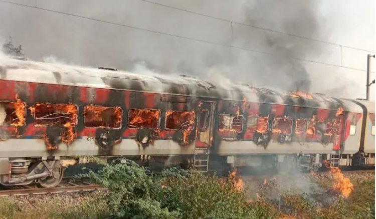 आगरा-धौलपुर के बीच पातालकोट एक्सप्रेस में लगी आग, किसी को कोई चोट नहीं आई,  बड़ा हादसा टला