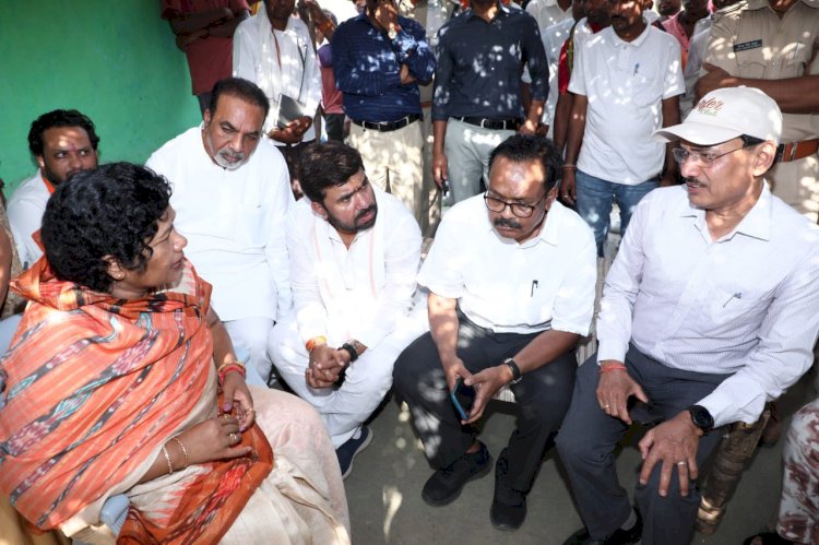 लोकसभा प्रत्याशी विवेक बंटी साहू के साथ बोदल कछार पहुंची कैबिनेट मंत्री सम्पतिया उइके, दुःखी परिवार से की मुलाकात