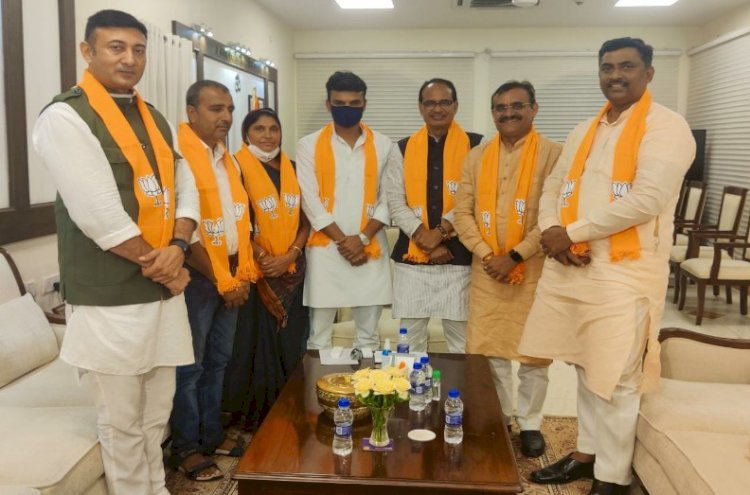 कांग्रेस को फिर बड़ा झटका, पूर्व विधायक ने थामा बीजेपी का दामन