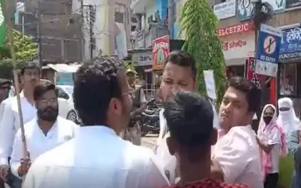 प्रदेश सरकार के खिलाफ प्रदर्शन करने पहुंचे युवा काँग्रेसियों में आपस में ही चले जमकर लात-घूंसे