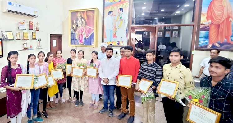 भाजपा जिलाध्यक्ष विवेक बंटी साहू ने मेधावी छात्र-छात्रओं को प्रमाण पत्र देकर किया पुरस्कृत