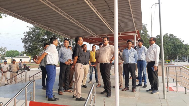 नवागत कलेक्टर श्री पुष्प और पुलिस अधीक्षक श्री वर्मा द्वारा पुलिस परेड ग्राउंड छिंदवाड़ा में स्वतंत्रता दिवस समारोह की तैयारियों का लिया गया जायजा