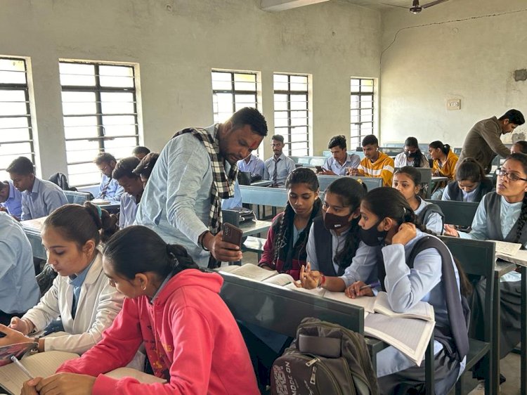 भाजपा नगर युवा मोर्चा द्वारा डेनियल महाविद्यालय पहुंचकर बहनों और भाइयों को नमो ऐप डाउनलोड कराकर विकसित भारत एंबेसडर बनाया