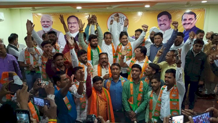 अजय सक्सेना एवं साथियों का भाजपा कार्यालय में लोकसभा प्रत्याशी विवेक बंटी साहू ने किया स्वागत